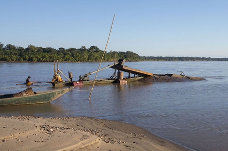 Extraccin ilegal de oro en el Amazonas peruano. | J. Barreno
