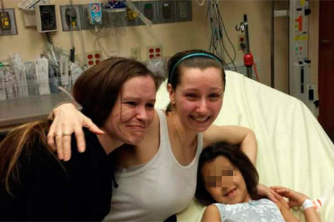 Amanda Berry (centro) con su hermana (izq.) y la hija que tuvo durante su cautiverio. | Afp