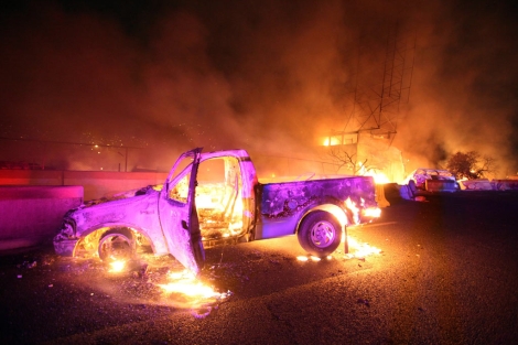 Coches ardiendo en la autopista de Ecatepec, donde se produjo la explosin.| Afp