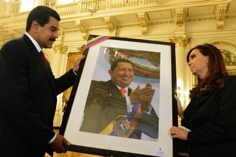 Maduro entrega a Kirchner un retrato de Hugo Chvez. | Efe