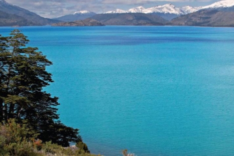 Área montañosa y agua embalsada en un lago de la XI Región de Chile.