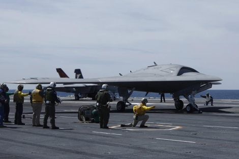 Un X-47B, antes de despegar del portaaviones George H.W. Bush. | Reuters