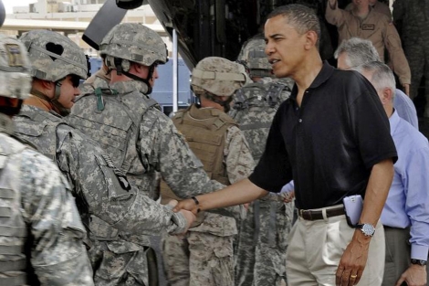 Barack Obama saluda a un grupo de soldados del Ejrcito de EEUU.