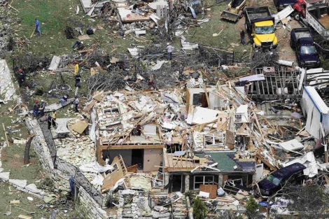 Una casa destrozada por el paso del tornado. | Reuters