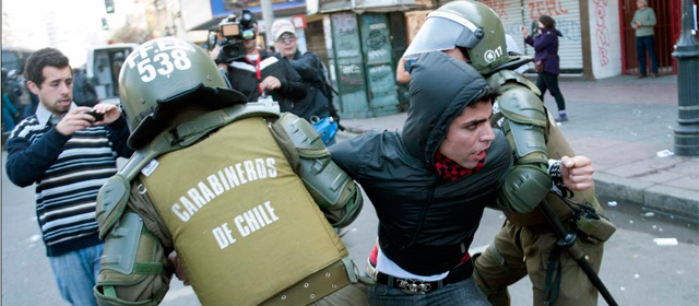Un joven es detenido por la polica chilena. | Afp [VEA MS IMGENES]