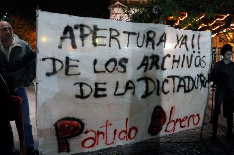 Manifestantes piden la apertura de los archivos de la dictadura.| Afp