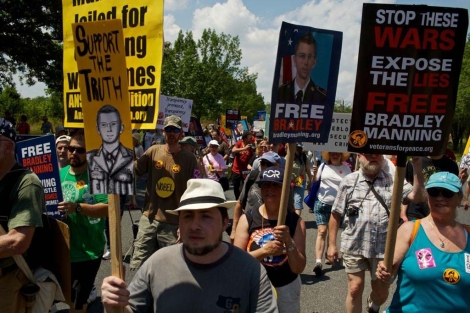 Protestas en Fort Meade ante el comienzo del juicio a Bradley Manning. | Afp
