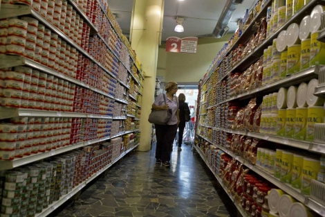 Una mujer compra en un supermercado en Caracas sin problemas de abastecimiento. | Efe
