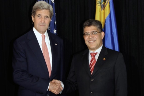 El secretario de Estado de EEUU, John Kerry, con el canciller venezolano, Elías Jaua. | Afp