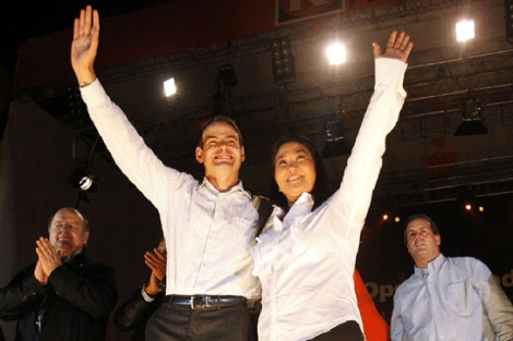 Keiko Fujimori y su marido saludan tras un mitin. | Reuters