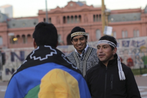 Activistas indgenas participan en la vigilia en la Plaza de Mayo de Buenos Aires. | Efe