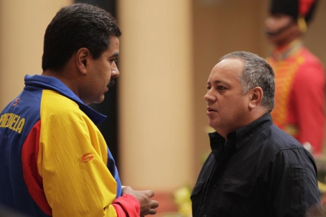 Nicols Maduro conversa con Diosdado Cabello el pasado mircoles. | Reuters