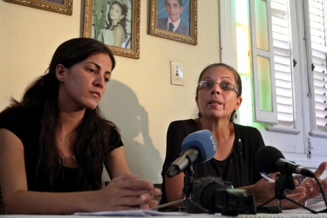 La viuda y la hija del disidente Oswaldo Pay en una imagen de archivo.
