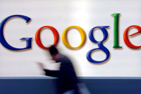 Un viandante pasa delante del logotipo de Google en Alemania. | Efe