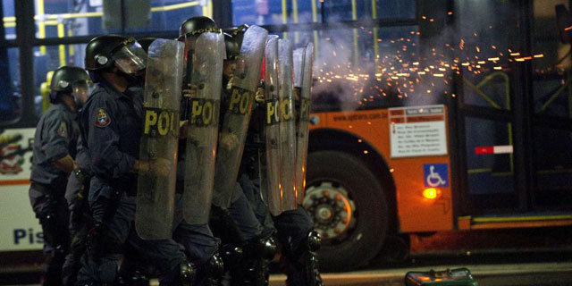 La polica intenta frenar las protestas. | Afp VEA MS IMGENES