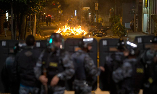La polica militar brasilea en formacin durante las protestas. | Efe