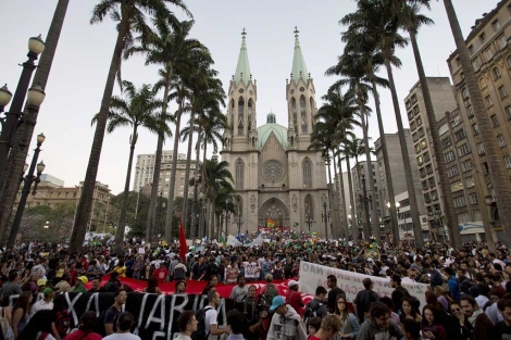 Manifestantes protestan este 18 de junio frente la catedral da Sé en Sao Paulo. | Efe