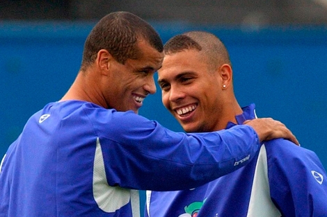 Rivaldo (izq.), junto a Ronaldo, durante un entrenamiento con la selección brasileña. | Efe
