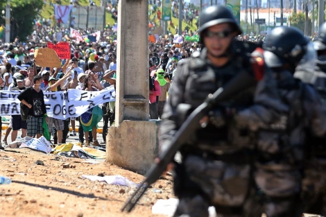 La policía se enfrenta a manifestantes en el estadio Castelao en Fortaleza. | Efe [MÁS IMÁGENES]