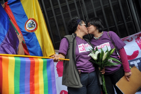 Una pareja de mujeres se besa tras acudir a una notara en Bogot. | Afp