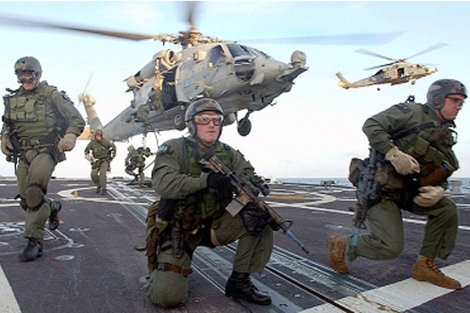 Militares de SEALS en el destructor Oscar Austin. (US Army)
