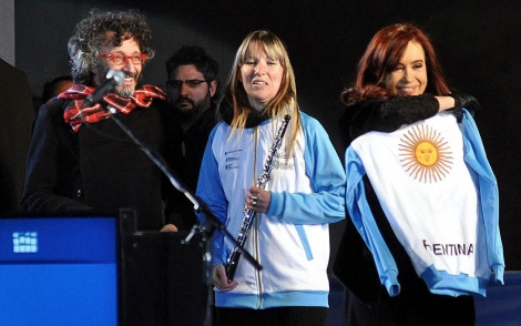 Cristina Fernndez (dcha.) y Fito Pez (izq.) en un acto en la Universidad de Crdoba (Argentina). | Efe