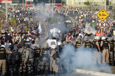 La polica bloque a los manifestantes en Belo Horizonte. | Afp