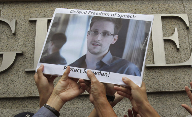 Apoyo a Snowden en el consulado de EEUU en Hong Kong, hace unos das. | Reuters