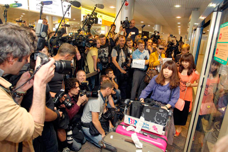 Periodistas congregados en el aeropuerto de Mosc a la espera de Snowden. | Efe