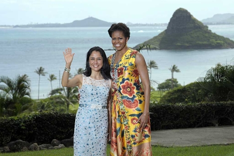 Nadine Heredia posa para una foto junto a Michelle Obama | Ap