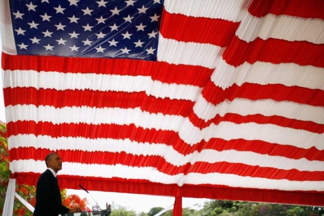 Obama bajo una carpa con la bandera estadounidense en Dakar.| Reuters