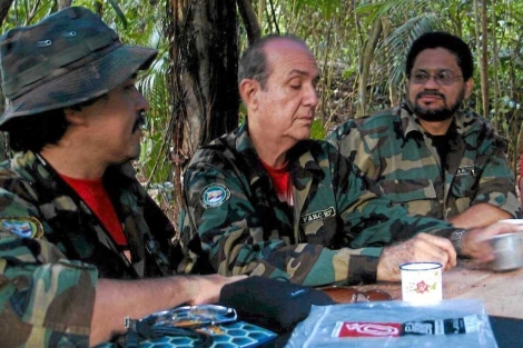 Miembros de las FARC. A la derecha, Ivn Mrquez, que dialoga con el Gobierno.| Efe