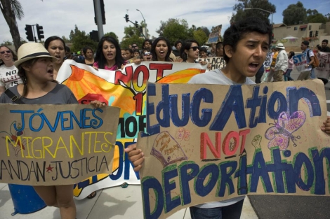 Jvenes protestan en California contra el plan de deportaciones. | Efe