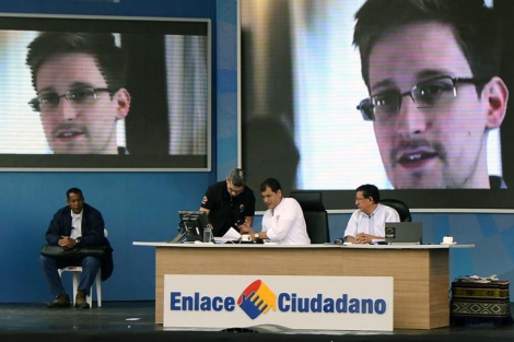 Correa, frente a imgenes de Snowden, durante su programa. | Afp