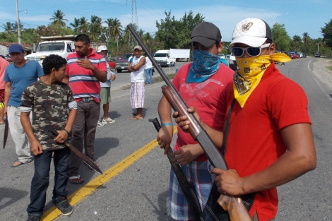 Un grupo de ciudadanos se organizan para defenderse de la ola de violencia en Zihuatanejo. | Efe