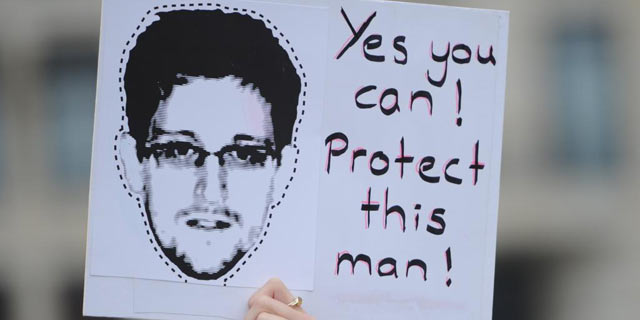 Gestos de apoyo en favor de Edward Snowden. | Afp