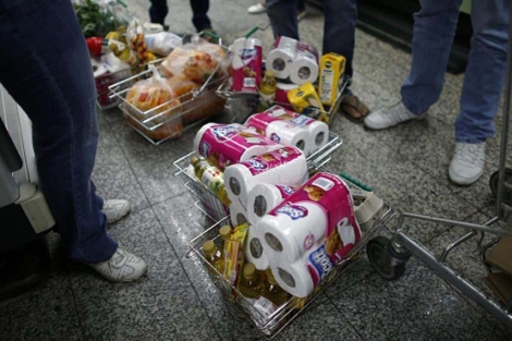 Venezolanos comprando durante la crisis de abastecimiento | Reuters