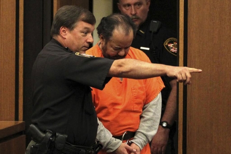 Castro, conducido a una vista preliminar del juicio en junio. | Reuters