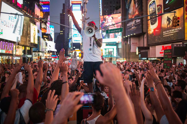 Manifestacin en Times Square en contra de la absolucin de George Zimmerman. | Reuters