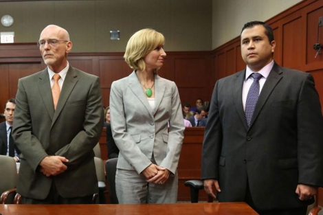 George Zimmerman (d) junto a sus abogados antes de escuchar el veredicto. | Afp