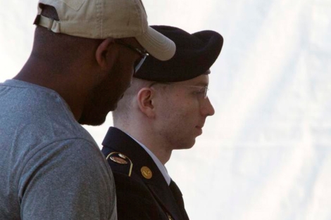 El soldado Bradley Manning hoy a llegar al juzgado. | Reuters