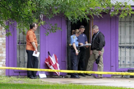 La polica investiga la casa donde estaban los hombres.| Reuters