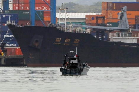 El buque norcoreano atracado en el muelle de Manzanillo. | Efe