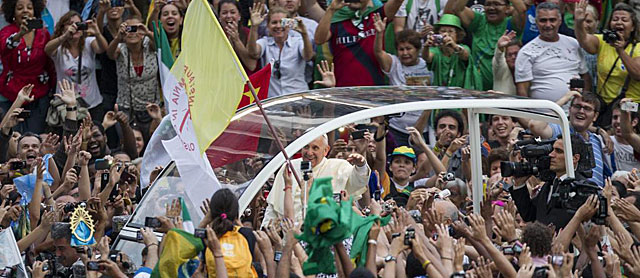 El Papa Francisco, rodeado de fieles a su llegada a Ro de Janeiro. | Efe