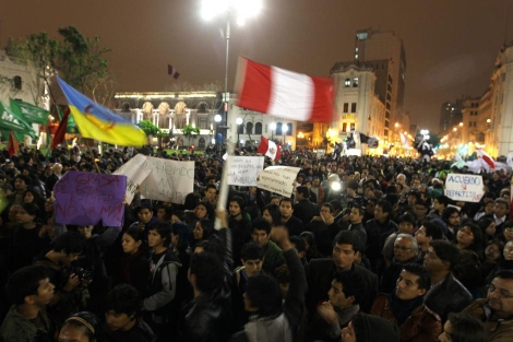 Cientos de personas participan en una marcha hacia el Congreso en Lima | Efe
