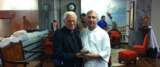 Fray Francisco Belotti (dcha.) con el Padre ngel, en el hospital que visitar el Papa en Brasil. | J. M. V.