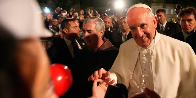 El Papa Francisco durante su visita al centro de drogodependientes. | Efe