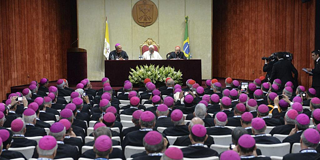 El Papa, durante su encuentro con obispos, arzobispos y cardenales brasileos. | Efe