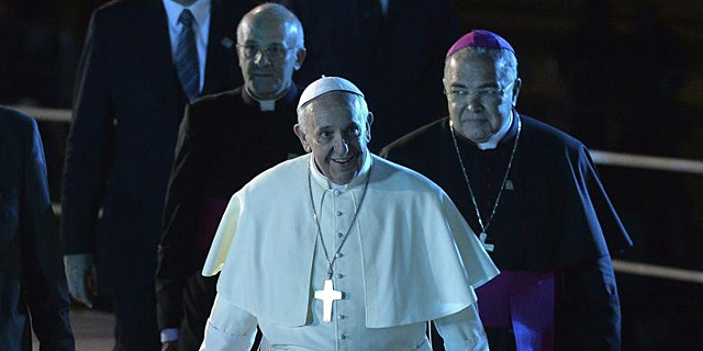 El Papa Francisco, a su llegada a Vigilia. | Efe
