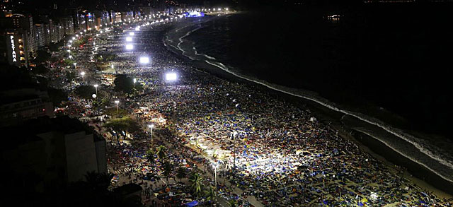 Miles de peregrinos acampan en Copacabana. | Reuters